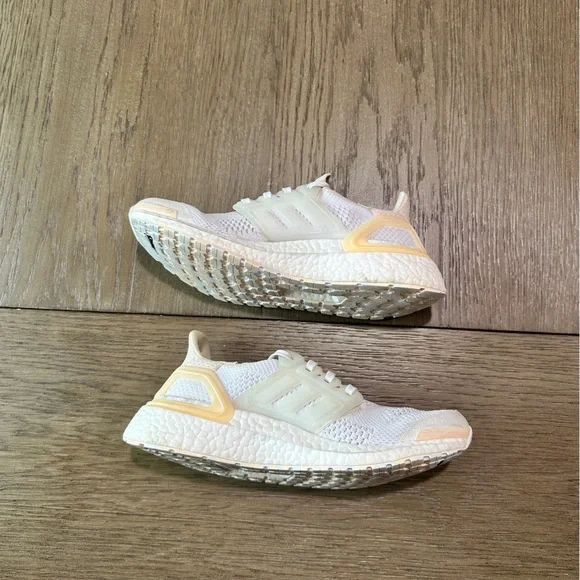 Adidas Women’s Ultraboost Size 7.5 - Picture 5 of 9